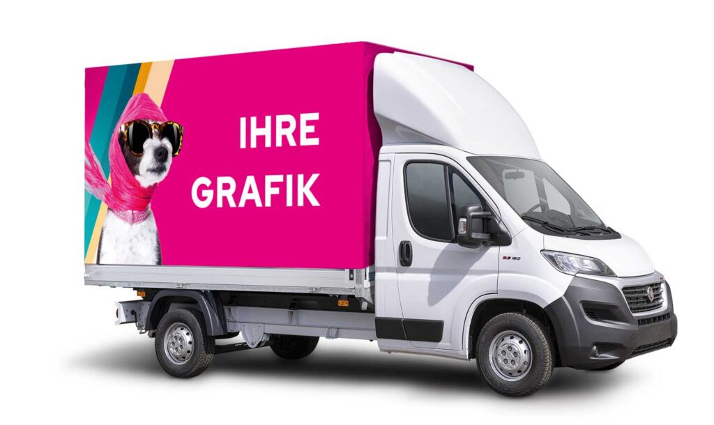 Kleintransporter mit Flachdach, geöffnetem Spriegelaufbau und individuell bedruckter Seitenplane