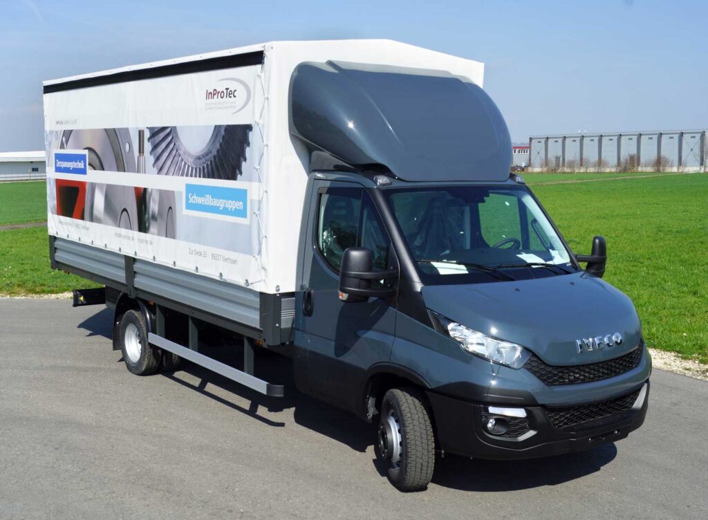 Planen Spriegel Aufbau für Pritsche mit geteilten Bordwänden, Schiebegardine Fahrtrichtung rechts, Satteldach, Dachspoiler in Wagenfarbe lackiert und UV-Digitaldruck