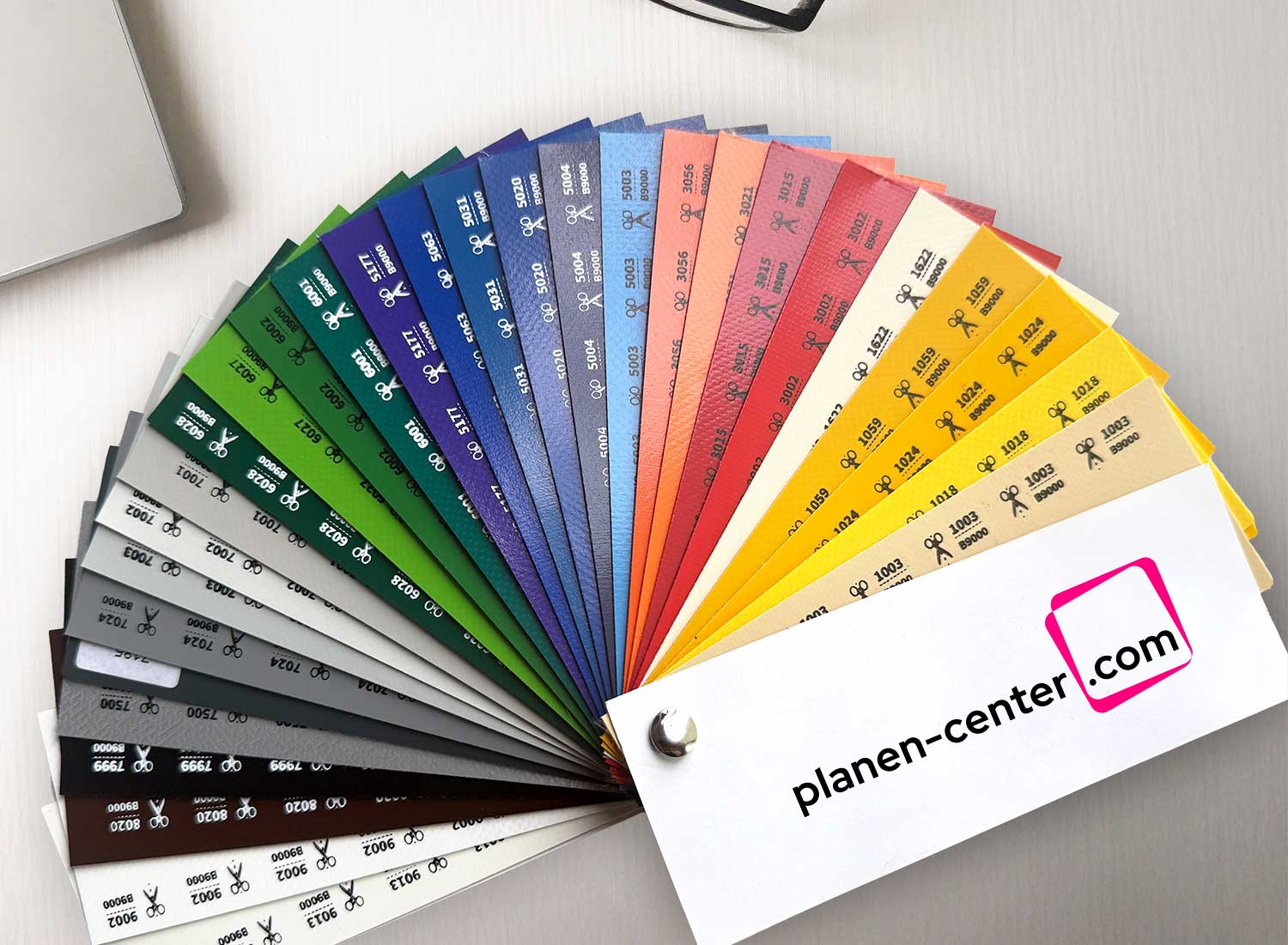 Farbmuster-Fächer für Planen mit verschiedenen Material- und Farbvarianten.