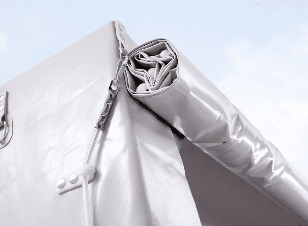 Planenaufbau nachrüsten – Detail einer verstärkten Planenecke mit Spannverschluss.