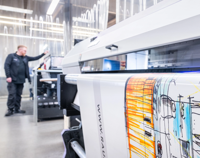 UV-Digitaldruck auf Anhängerplane in der Produktionshalle eines Unternehmens