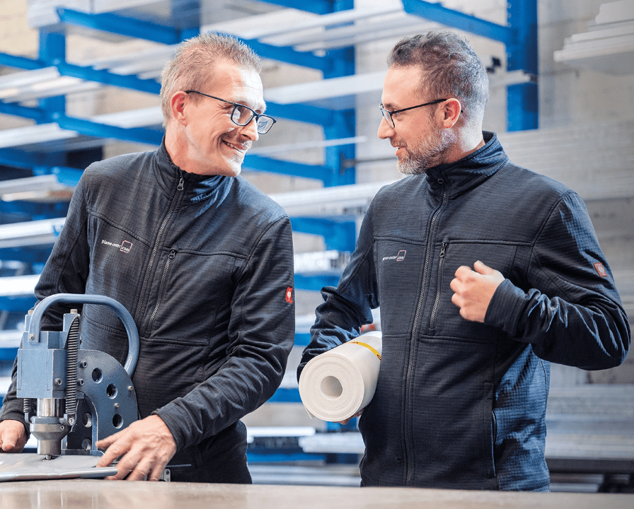 Mitarbeiter im Unternehmen planen-center bei der Produktion in der Fertigungshalle.