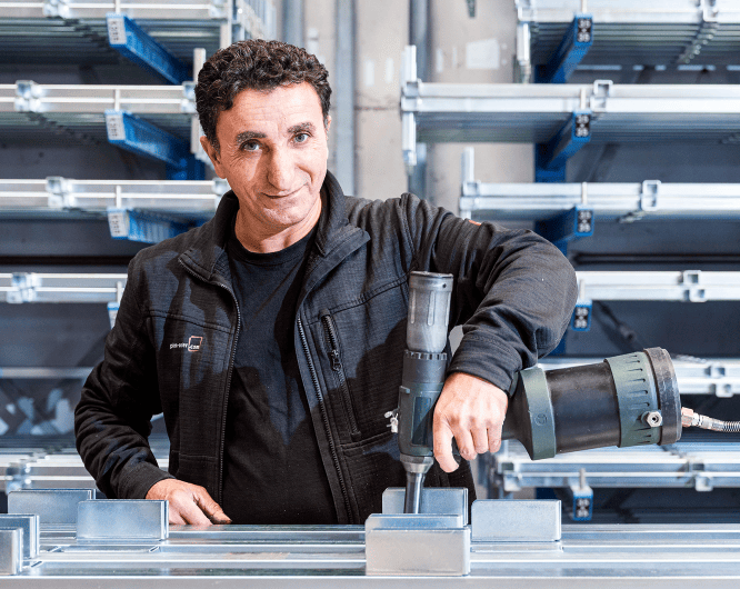 Mitarbeiter vom Unternehmen planen-center bei der Metallverarbeitung in der eigenen Fertigung.