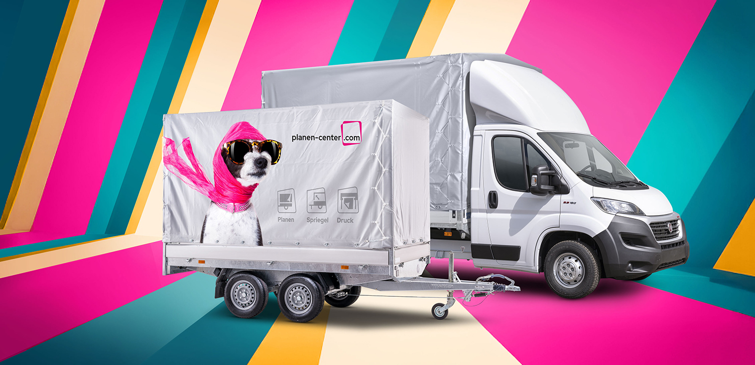 Kleintransporter mit Anhänger und bedruckter Plane – Komplettpaket aus Plane, Spriegel und Druck aus einer Hand.