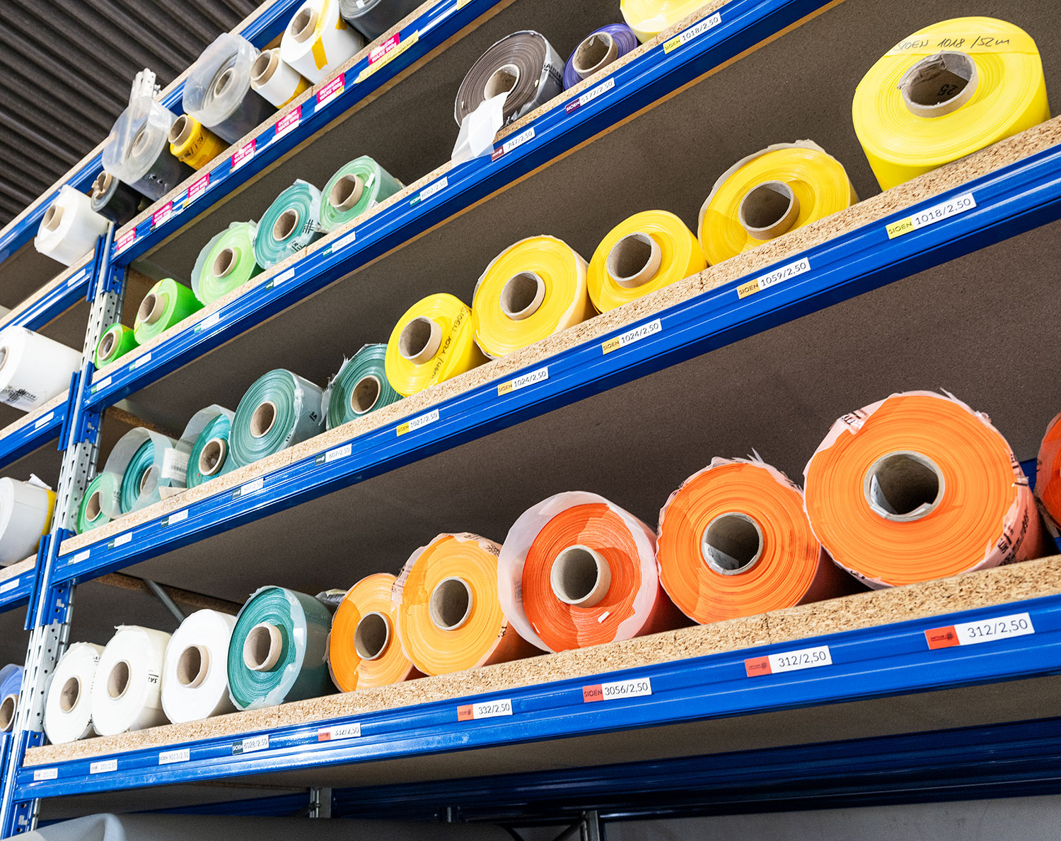 Planen aus PVC als Rollenware im Lager – verschiedene Farben für individuelle Anwendungen