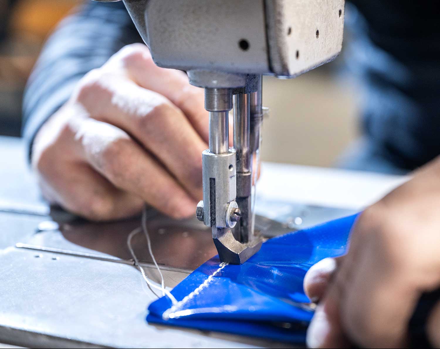 Nähen von Planenmaterial bei der Planenverarbeitung in der Fertigung.