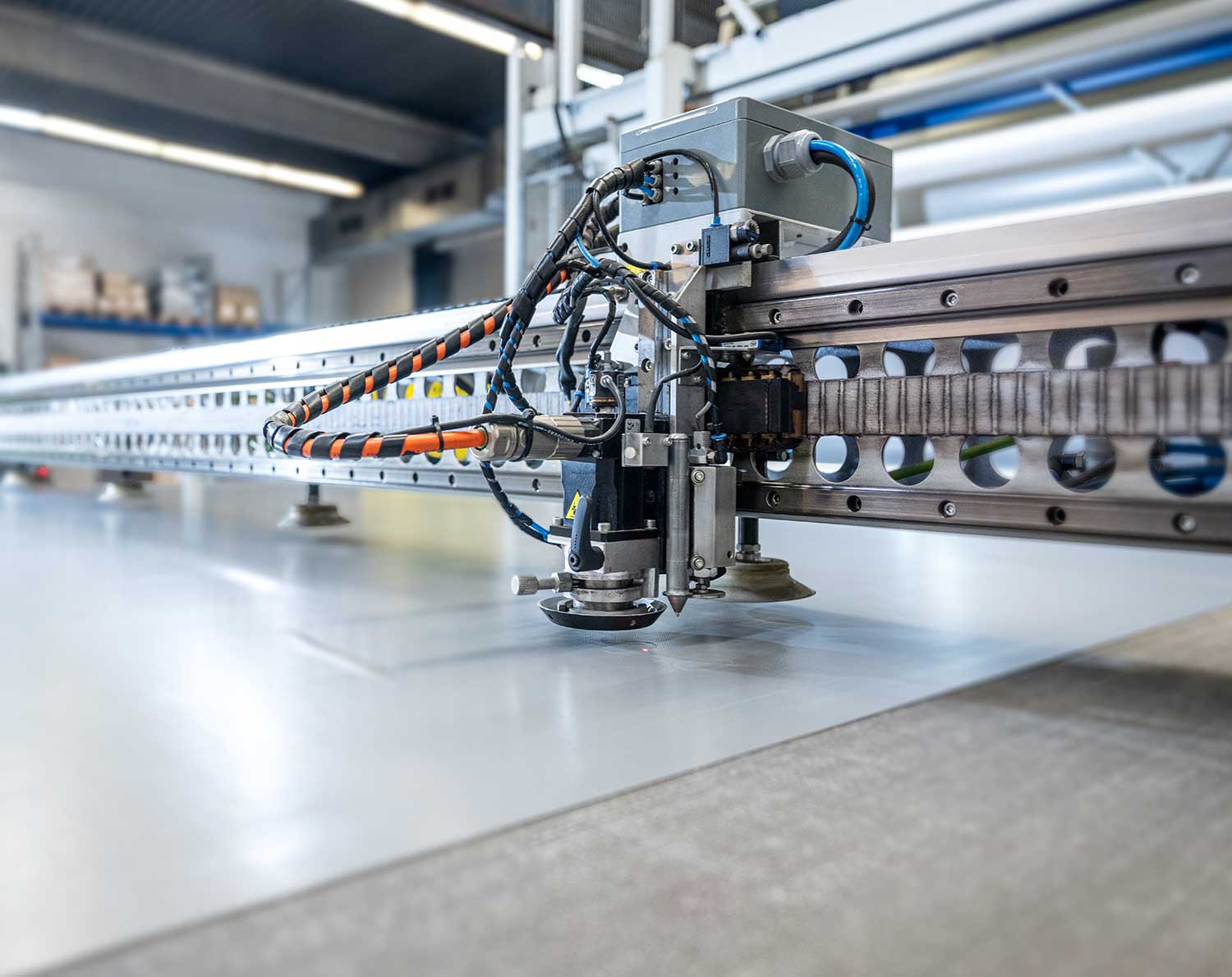 Automatisierter Zuschnitt von Planenmaterial in der Fertigung in Neu-Ulm.