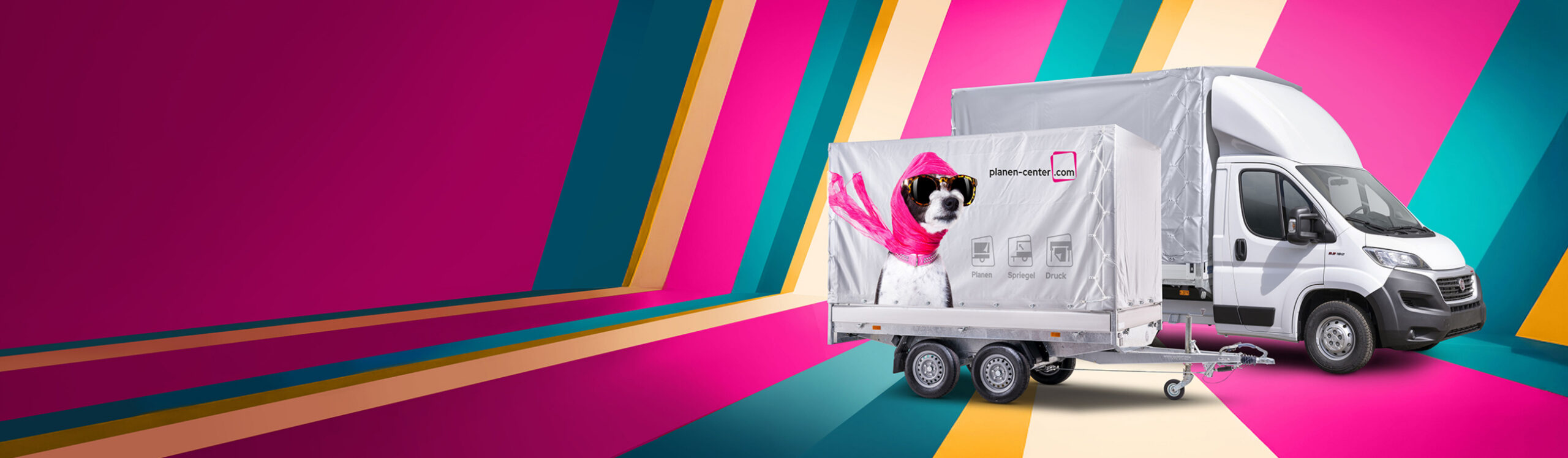 Kleintransporter mit Anhänger und individuell bedruckter Plane von planen-center