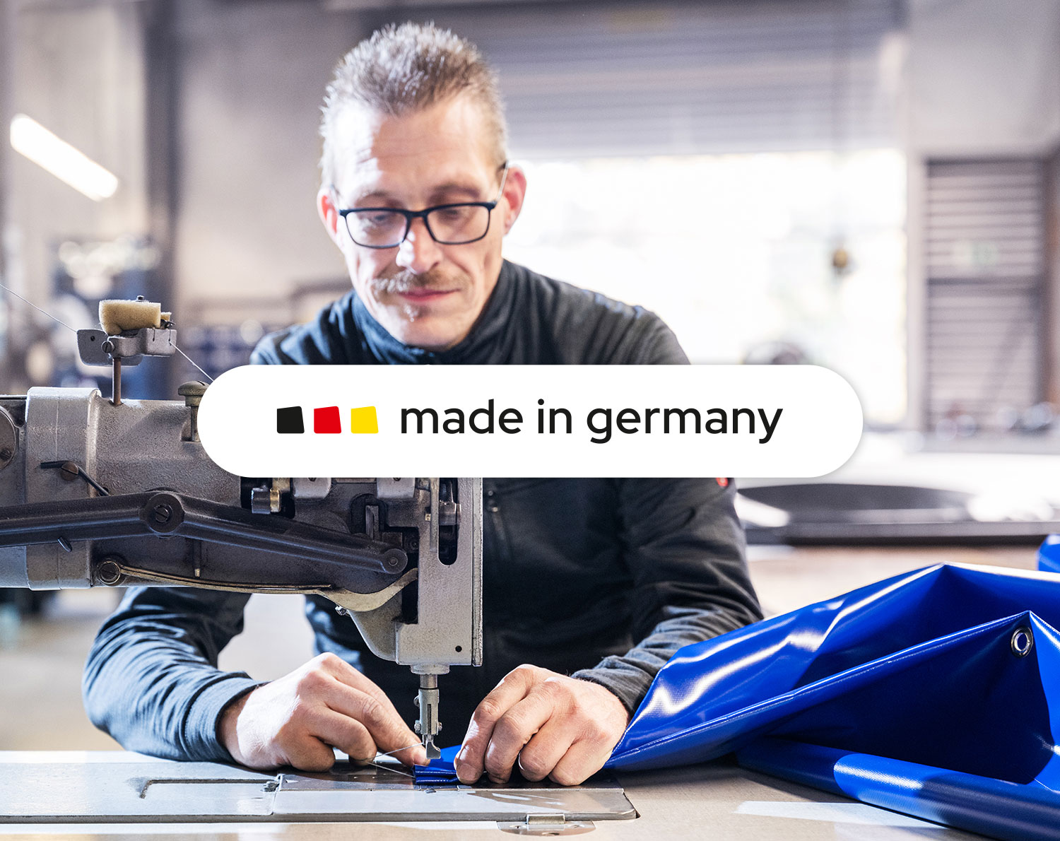 Mitarbeiter bei Planen Center fertigt Plane nach Maß in der eigenen Produktion